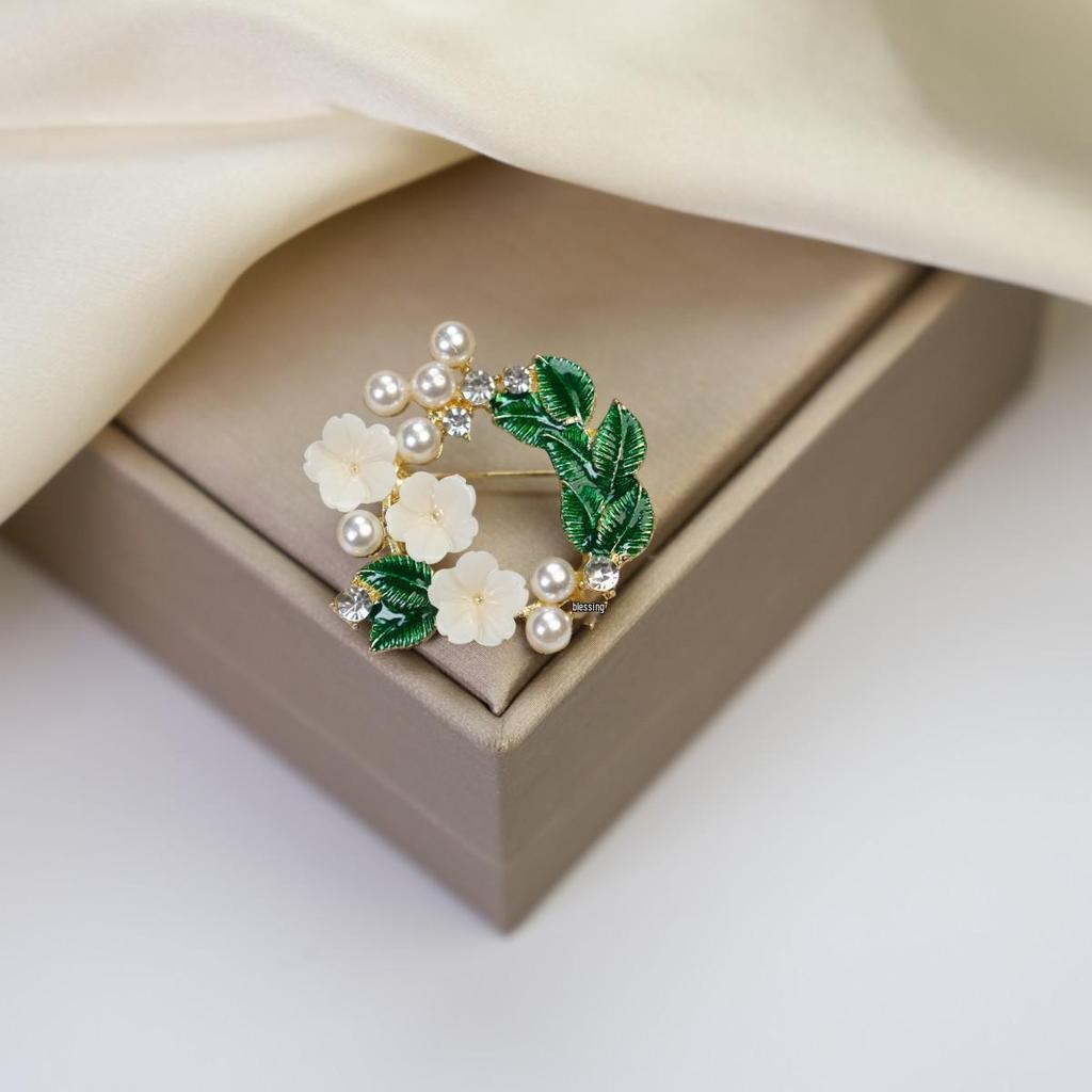 Elegant Women's Brooch: Versatile Bow & Insect Flower Design with Anti-Exposure Feature
