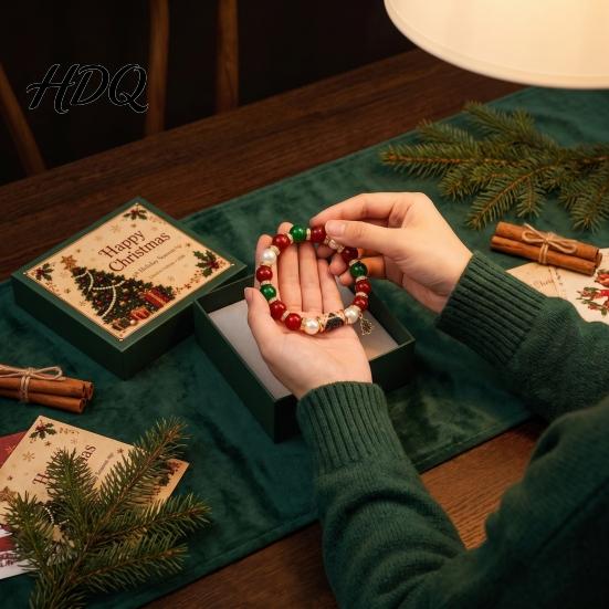 Red And Green Beaded Bracelets Christmas Bracelet with Alloy Tree Charm Santa Deer Stocking Center Bead for Women Elastic Bracelet Festive Jewelry