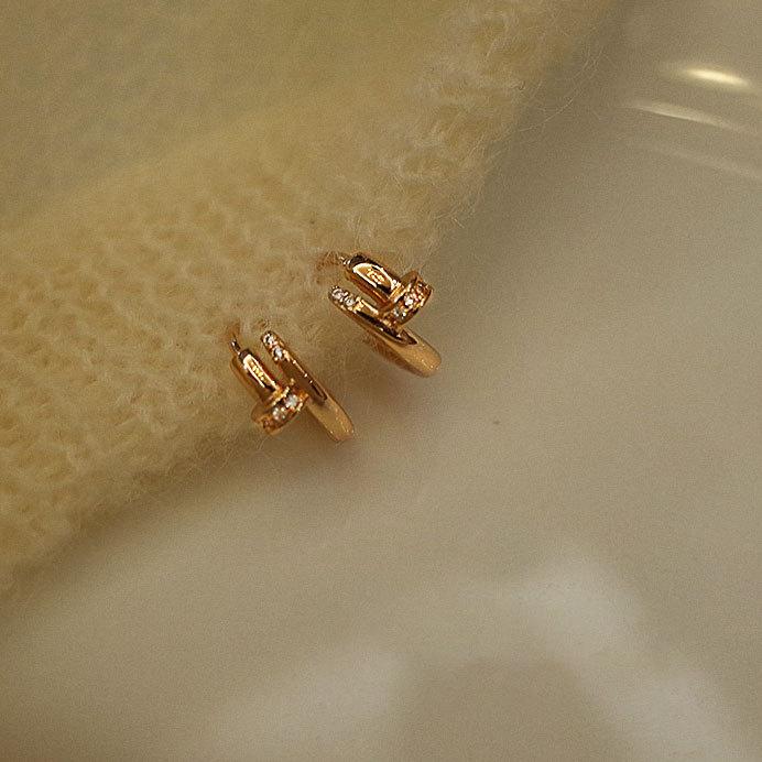 Flash Diamond Nail Earrings for Women's Personalized Design Spring and Summer Earrings Temperament High-end Ear Buckles for New Years