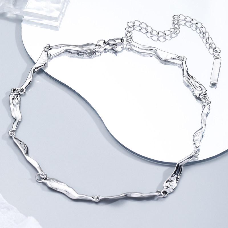 Elegant Aloof Style Clavicle Chain Necklace for Women - Light Luxury Niche Design Accessories for Ladies & Girls