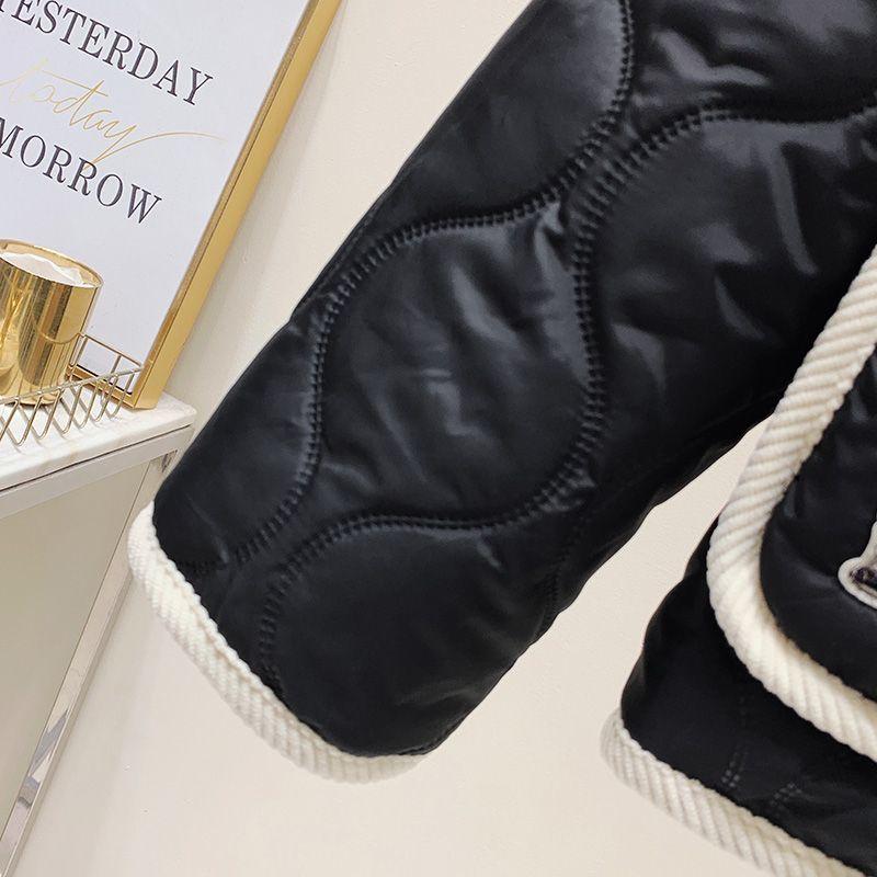Stylische kurze wattierte Jacke für Studentinnen im College Style mit Slimming Effekt