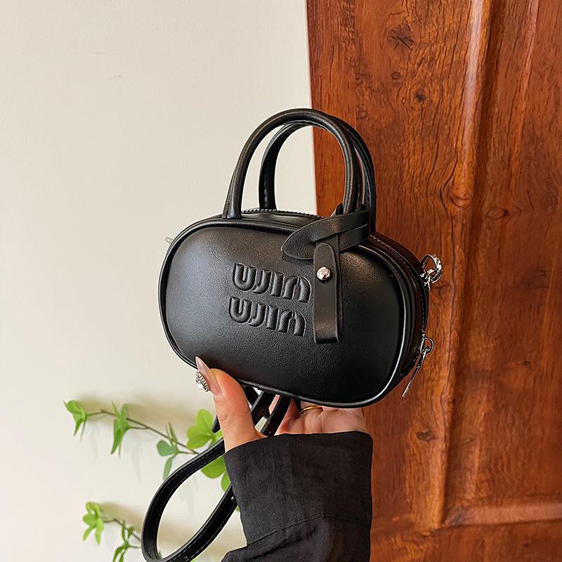 Die diesjährige Trendtasche für Damen: Die neue Messenger Bag 2025 – vielseitige, modische Sommertasche mit Schulterkissenfunktion.