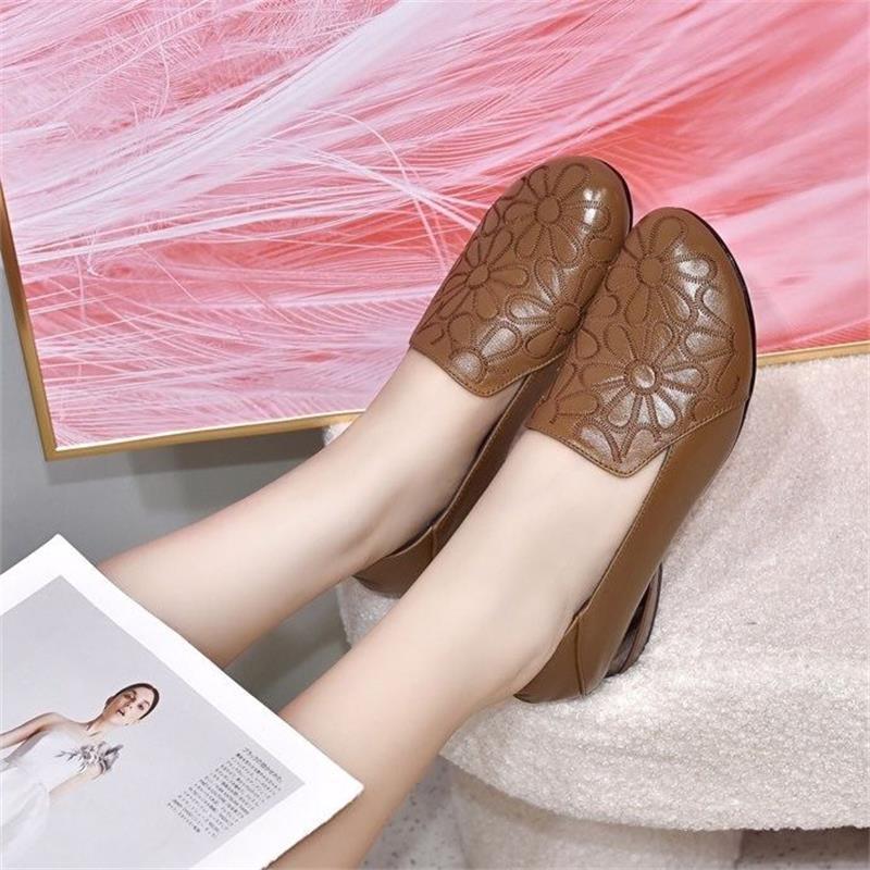 Spring soft leather embroidered round head black beanie shoes single shoes comfortable mother shoes casual small leather shoes