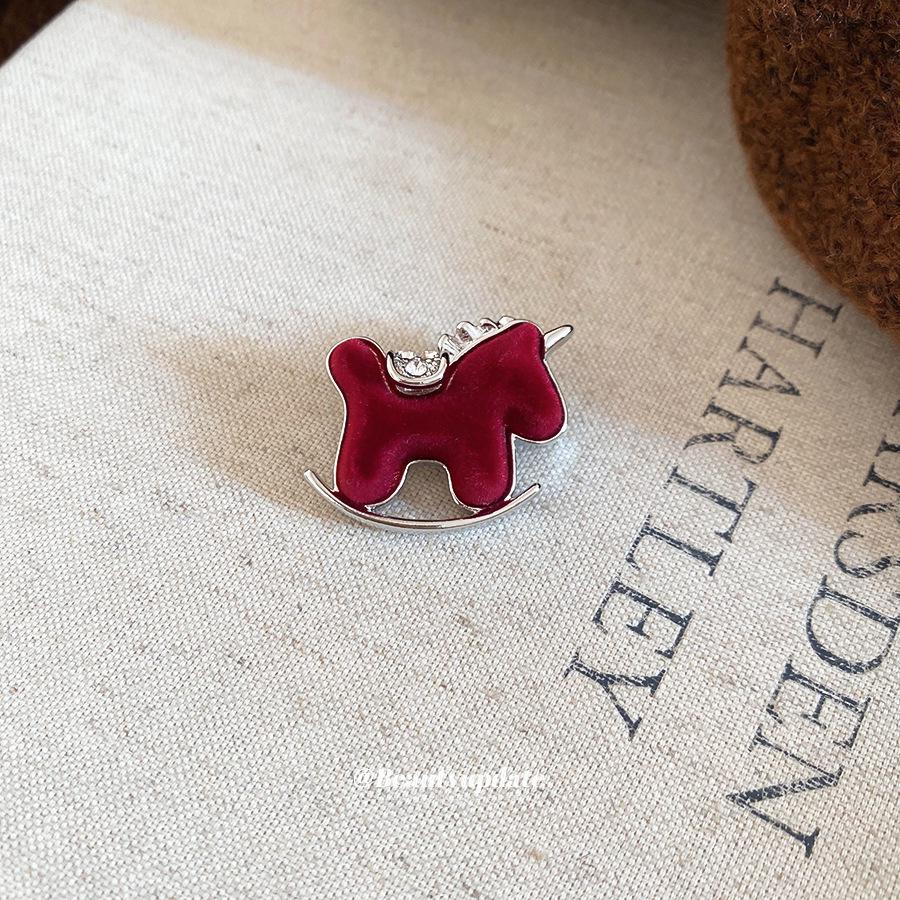 High-End Rhinestone Resin Rocking Horse Brooch - Autumn/Winter Fashion Accessory for Women