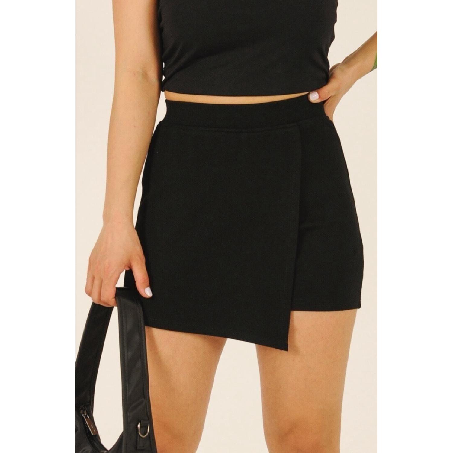 

Модель черной юбки с шортами XS белый