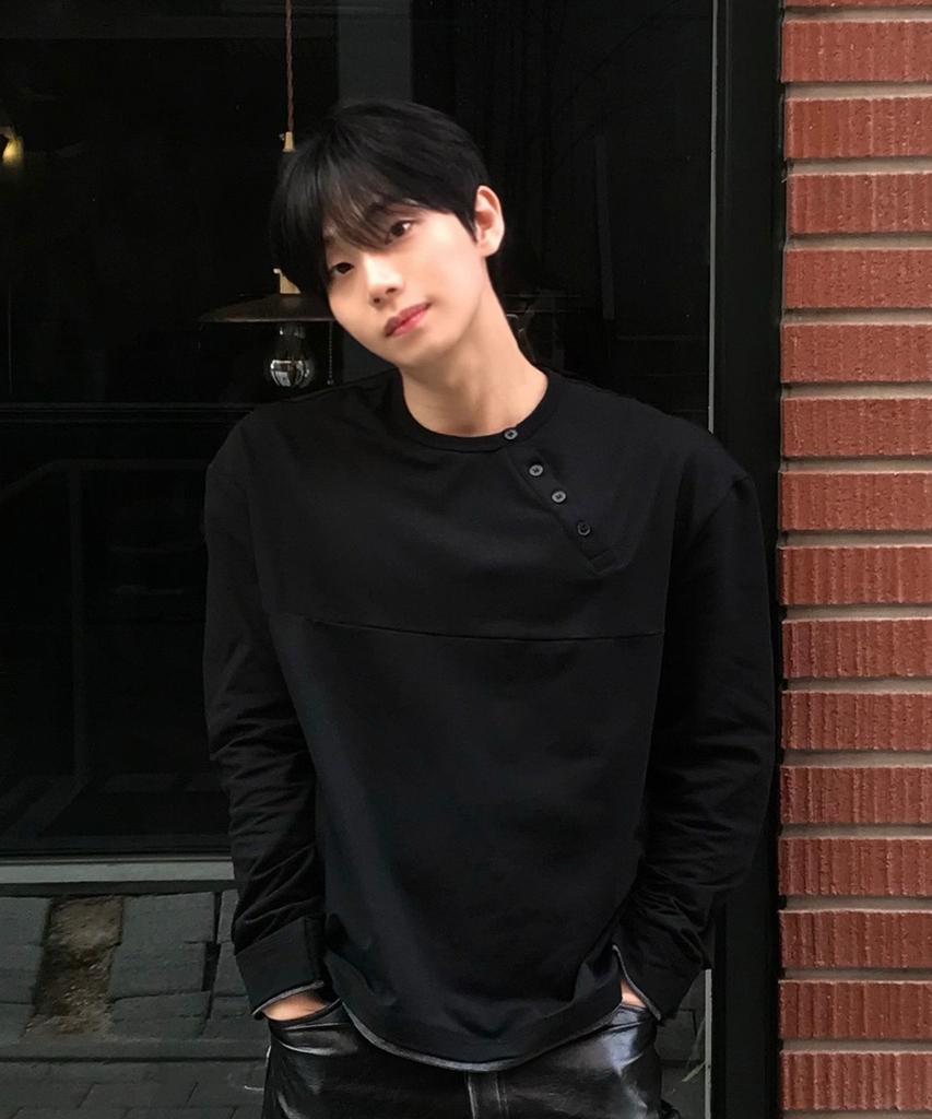 Awodeijeu Layered Stripe Henley Neck Long Sleeve [Black]