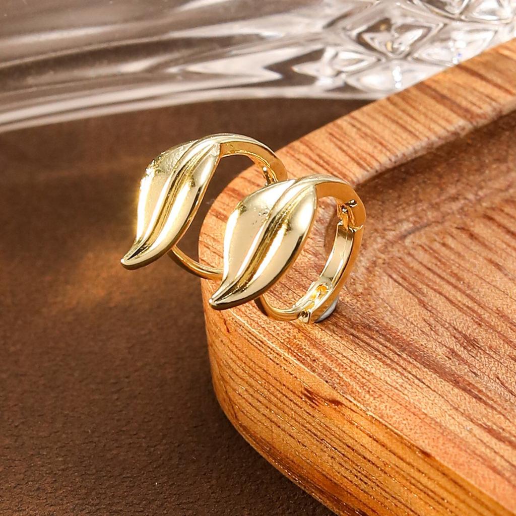 Simple Niche Fashion Gold Leaf Ear Buckle Light Luxury Versatile Earrings High-End Women'S Unique Design Earrings