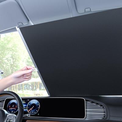 Ochrana soukromí rolety na čelním skle automobilu s nataženou přísavkou
