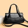 Această geantă de mână este o geantă de damă de capacitate mare cu model de crocodil. Poate fi purtată în mână, pe umăr sau crossbody.
