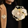Autumn And Winter Clothes Shell Flower Corsage Pearl Shell Flower Versatile Brooch Luxury Aunt Accessories Tide