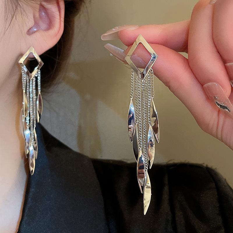 Kolczyki z wysokiej jakości metalicznymi liśćmi, cekinami i frędzlami: Pozłacane srebro kolczyki sztyfty dla kobiet