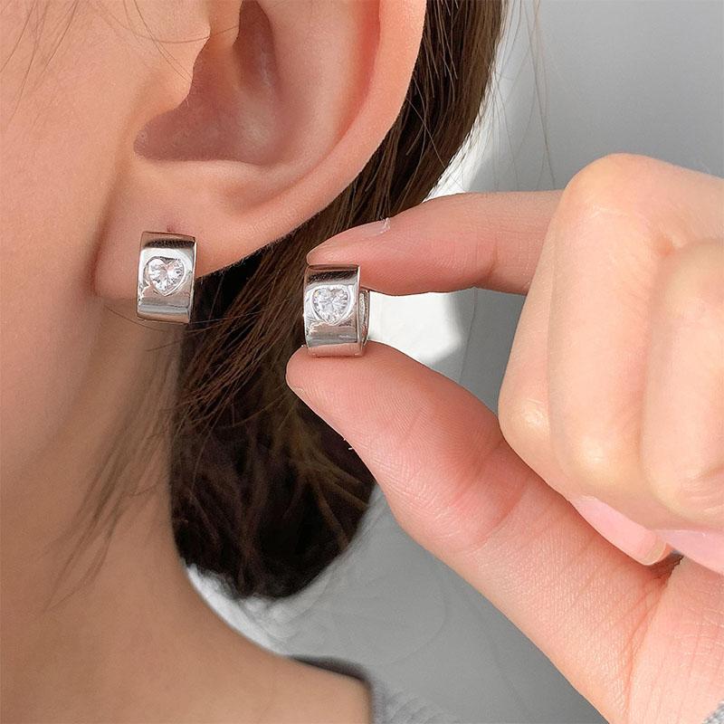 

Массивные серьги с цветком и сердцем с цирконом