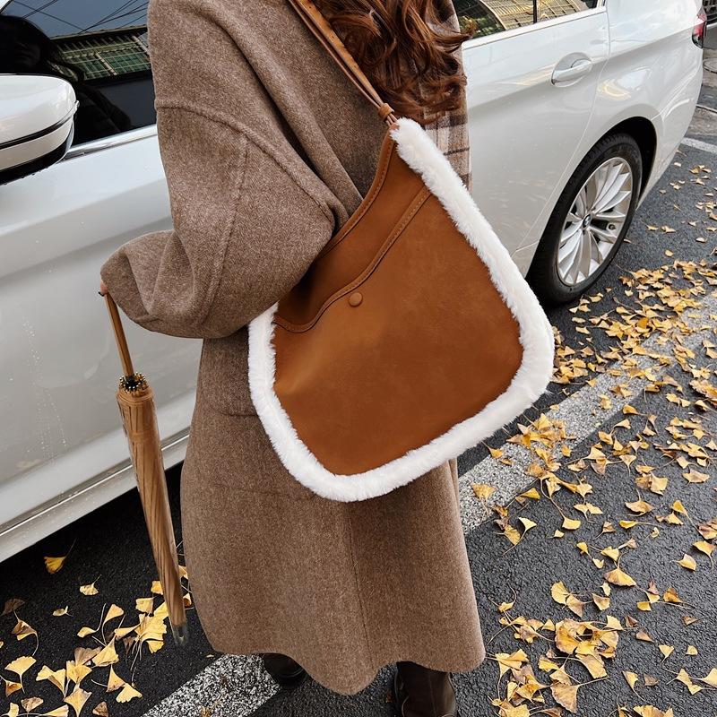 2025 new autumn and winter matte leather with fur bag, bucket bag, women's oblique span, high-end sense, large-capacity tote bag