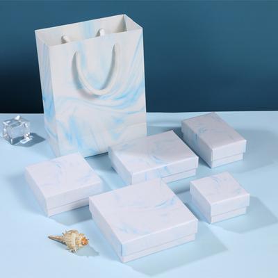 Geschenkverpackung mit blau-weißem Farbverlauf, praktische, tragbare Broschenbox für Damen mit Tragetasche und Ringbox
