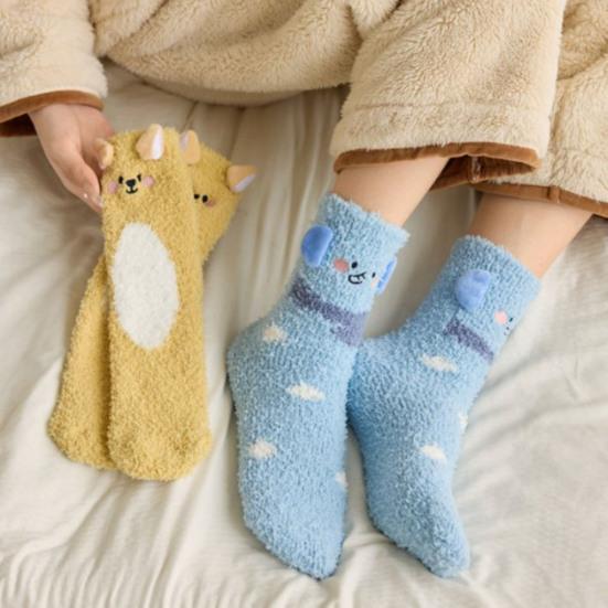 1 pár spacích ponožek kreslený zvířecí design zesílený korálový samet teplé zimní ponožky střední délky protiskluzové vnitřní zimní ponožky