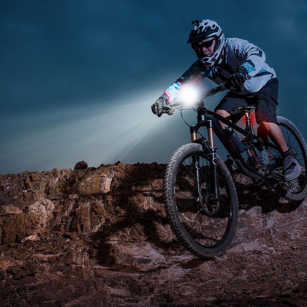 WORKPRO Kit de Luzes Dianteira e Traseira para Bicicleta com Alcance de até 120m Brilho Contínuo Memória de Brilho Perfeito para Uso Noturno Carregamento USB Fácil