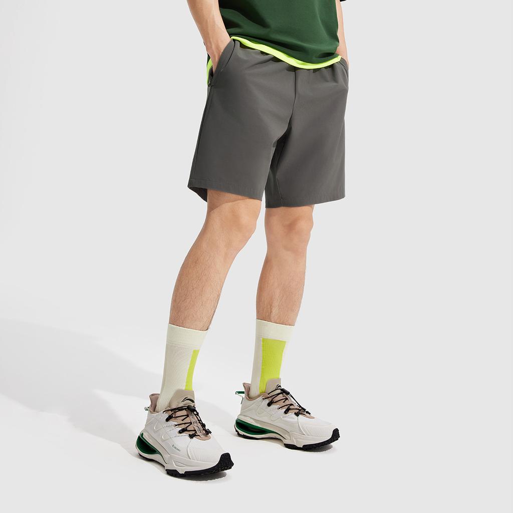 Li Ning Fitness Serie Lässige Bequeme Atmungsaktive Sportshorts Herrenshorts Road-Grau AKSV525-5