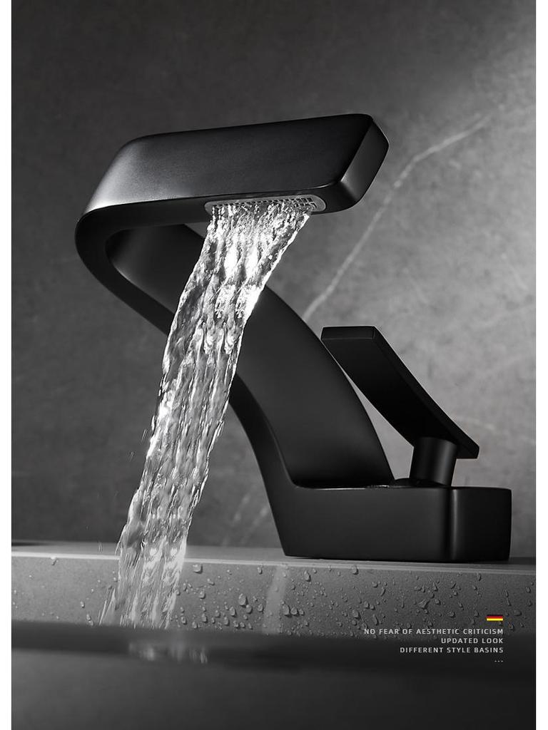 Rubinetto Ottone a Cascata Dorata – Lavabo Lusso a Foro Singolo