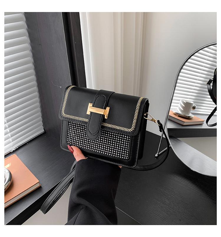 

Сумки Женские модные сумки через плечо Niche Foreign Универсальные сумки Oblique Span с текстурированной фурнитурой Маленькие квадратные сумки Tide чёрный