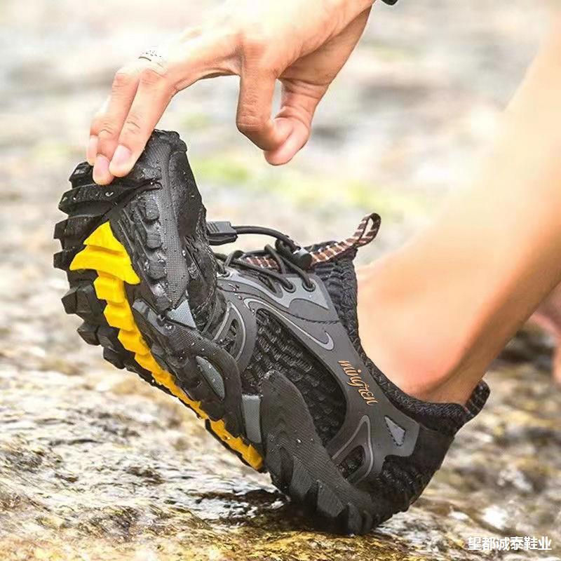 Outdoor Wading Shoes Men's Summer Large Mesh Breathable Casual Shoes Fashion Soft-soled Hiking Shoes