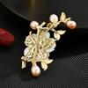 New Retro Women's Luxurious Brooch Simulation Pearl Elegant Flower Temperament Western Clothing Accessories Holiday Gifts