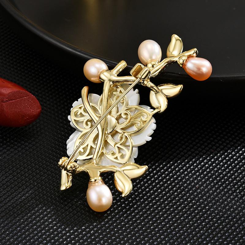 New Retro Women's Luxurious Brooch Simulation Pearl Elegant Flower Temperament Western Clothing Accessories Holiday Gifts