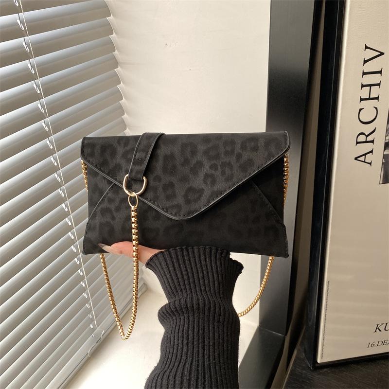 Chain women's small square bag, new fashion, foreign style, beautiful personality, change, envelope, crossbody mobile phone bag