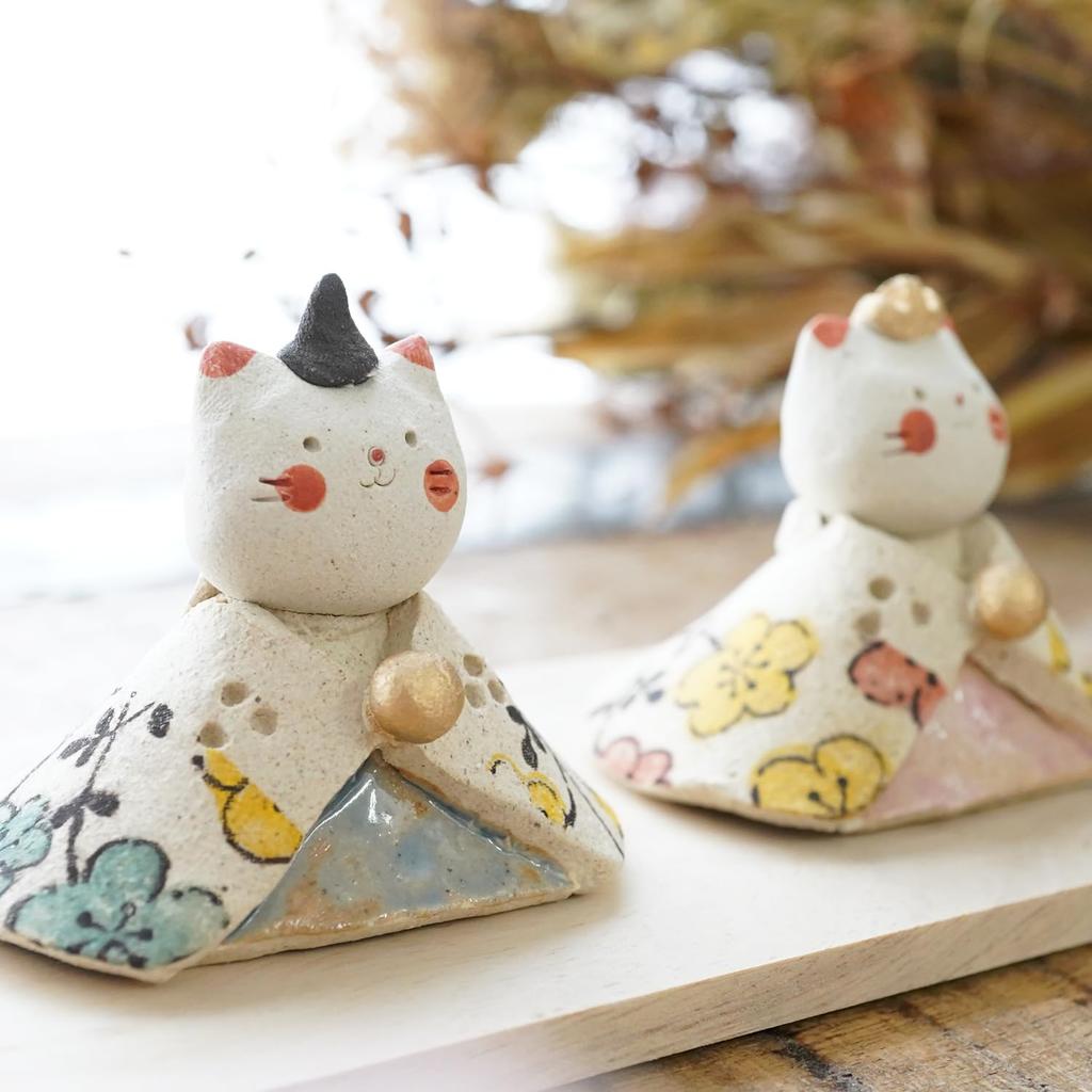 Fukubeya Seto Ware Hina Dolls, Peach Blossom Design, Cat Hina Dolls, with Stand and Screen, Modern and Cute, Perfect for Gifts (Cat)