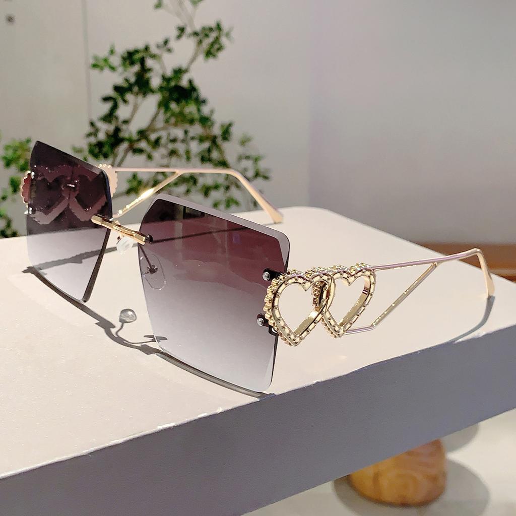 New in Heart Chain Designer Lady Shades Retro Brand Trends Sun Glasses Luxury Metal Decoration Sunglasses for Women's