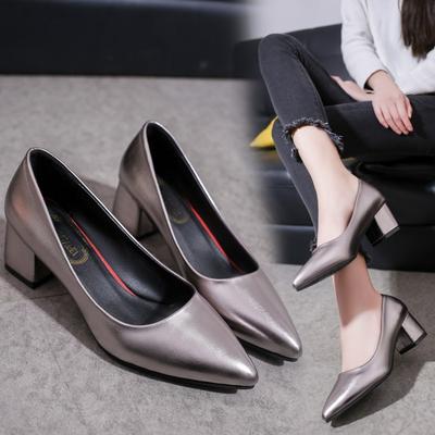 Herbst und Winter neue flache einzelne Schuhe Damenmode lässig vielseitig mittelhoch Absatz Fußbedeckung spitz zulaufende Damen-High Heels