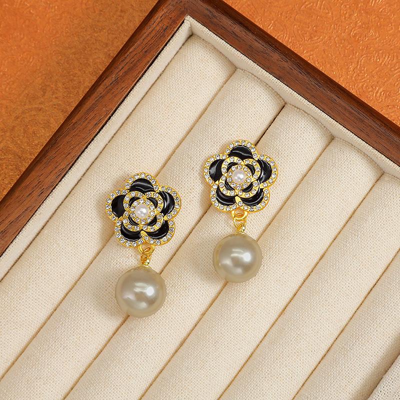 Delinmemiş kulaklar için mükemmel, şık manyetik elmas kulak klipsleri. Ünlülerin lüks görünümlerine hitap eden Japon-Kore moda aksesuarı.