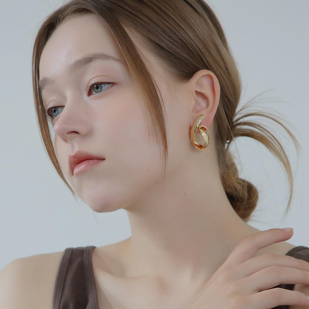 Dieuamour Twissel Bold Earrings