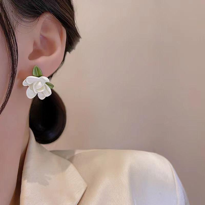 1 Pair Of Asymmetrical Gardenia Earrings, Women'S Temperament Flower Earrings, Fashionable Jewelry Accessories