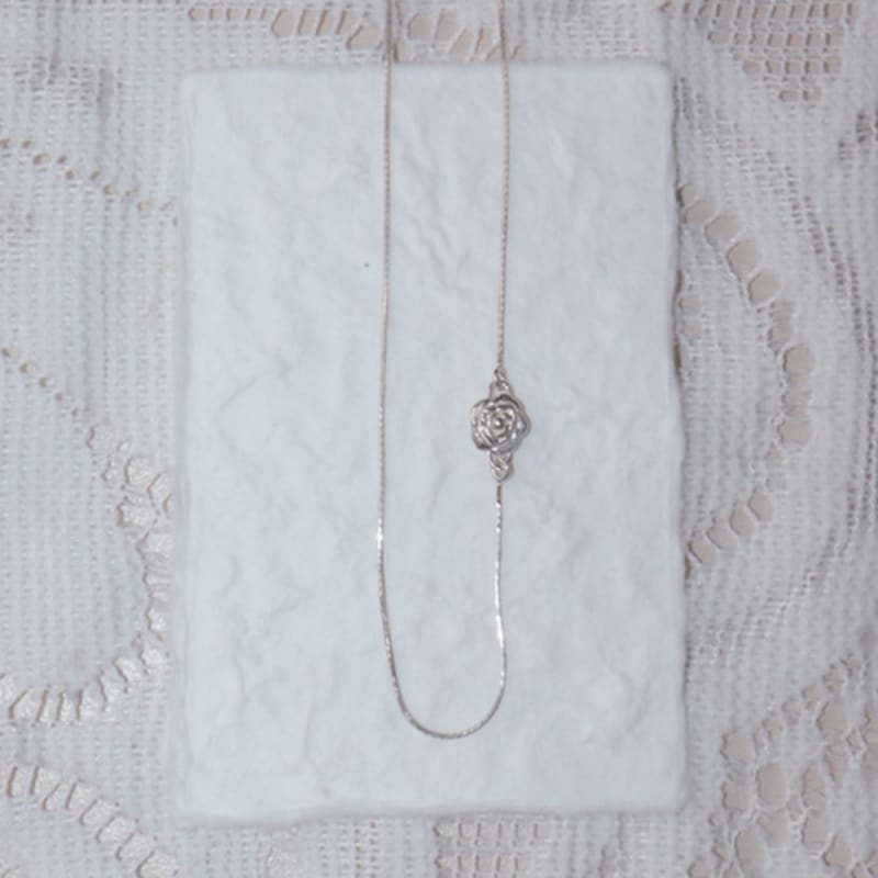 LOASI Lovely Rose. Rose Choker Necklace