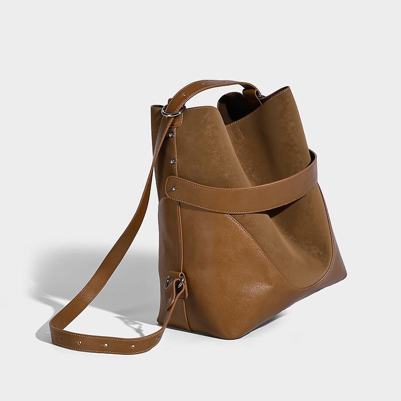 

Special-Interest Design Loose Suede Feel Bucket Bag 2025 New Autumn and Winter Shoulder Bag Advanced Sentong Qin Crossbody Bag коричневий