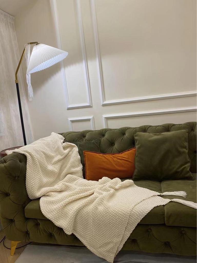 Manta Nórdica Minimalista de Lana con Borlas - Perfecta para Siestas en el Sofá o en la Oficina