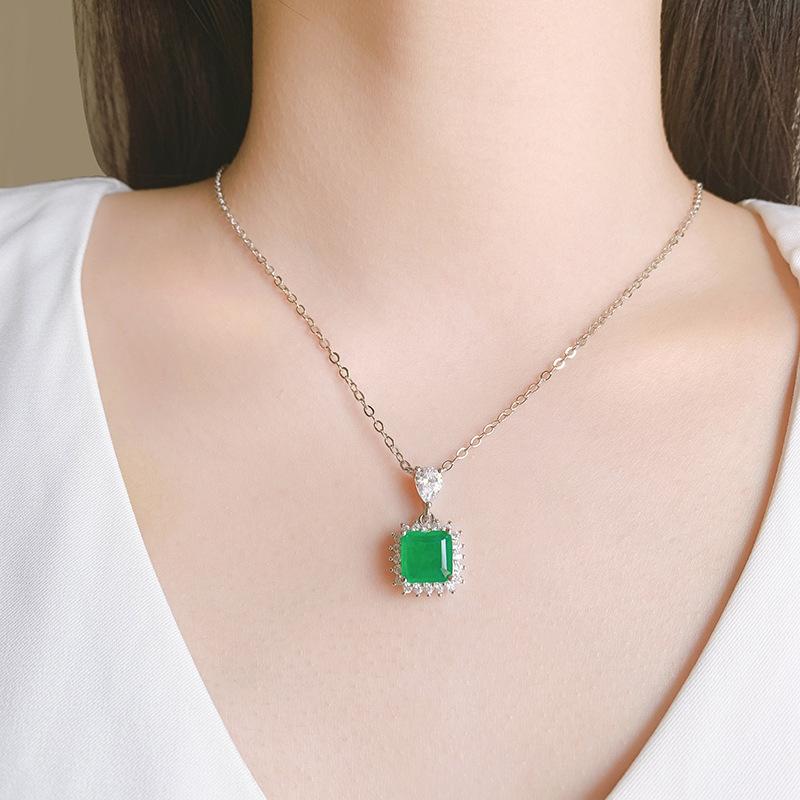 Collier Tempérament Bijoux Trésor Coloré Populaire Luxe Incrusté Émeraude Imitation Rétro Chaîne Pendentif Collier Clavicule
