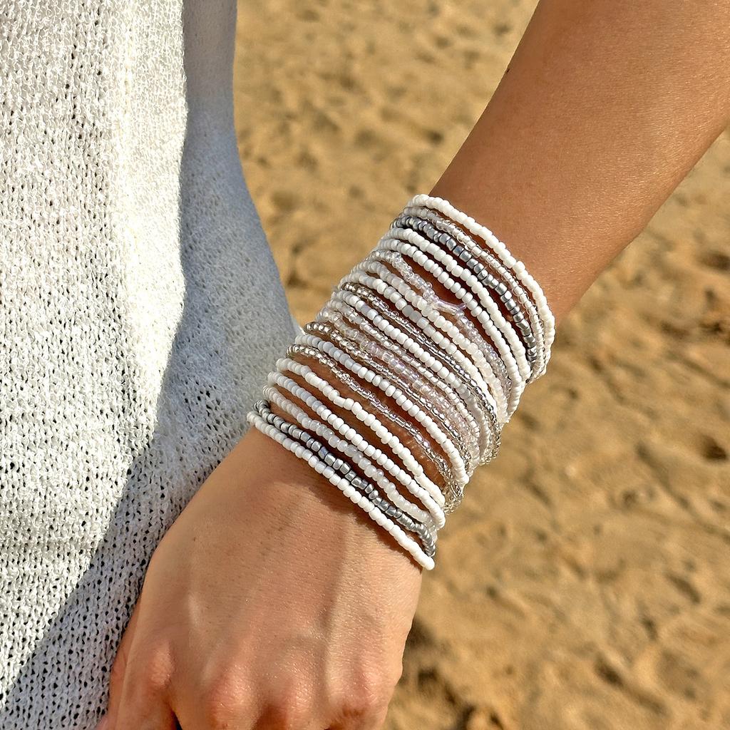 Bohemian stapelbare Perlen-Stretch-Armbänder für Damen Zufällige Farbmischung Elastische Reiskorn-Perlenarmbänder Mädchen Sommer Strand Schmuck