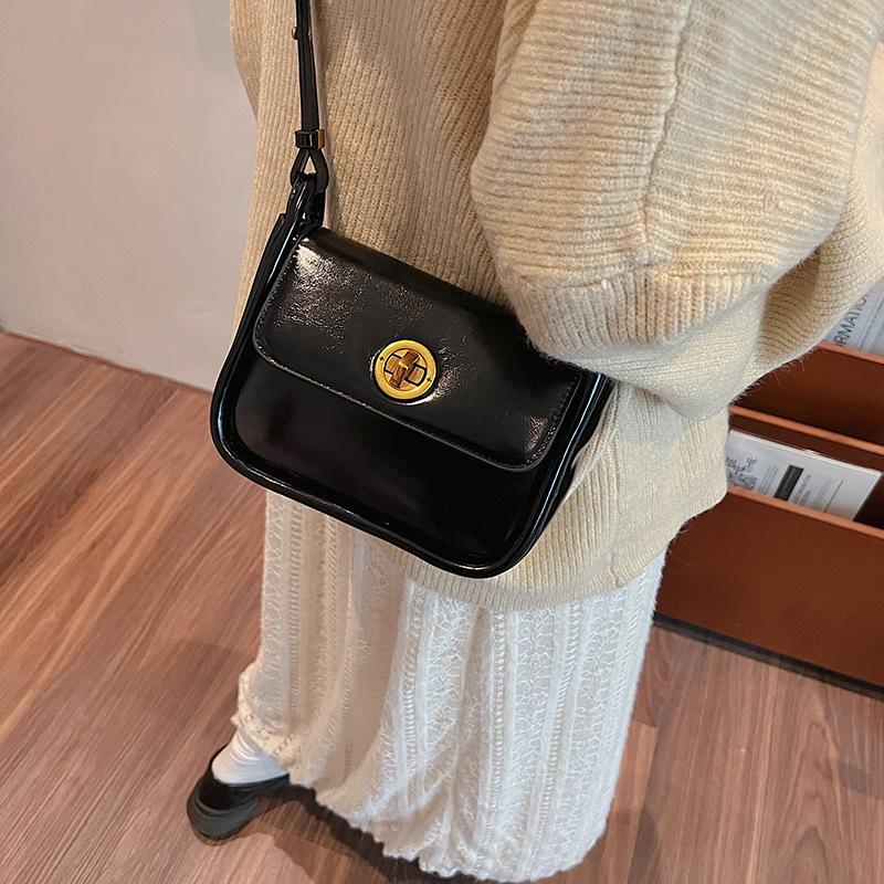 Underarm bag women's autumn and winter retro 2025 new versatile shoulder messenger bag high-end texture women's small square bag