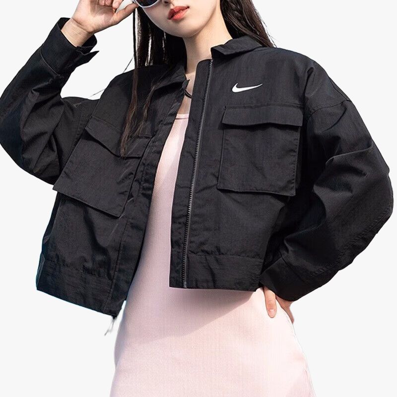 Nike SS22 Jednobarevná tkaná krátká bunda s velkou kapsou Dámské svrchní oblečení Černá DM6244-010