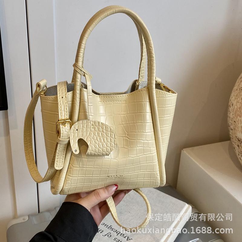 Super fire small bag women's summer versatile 2025 new fashion shoulder messenger bag this year popular portable bucket bag