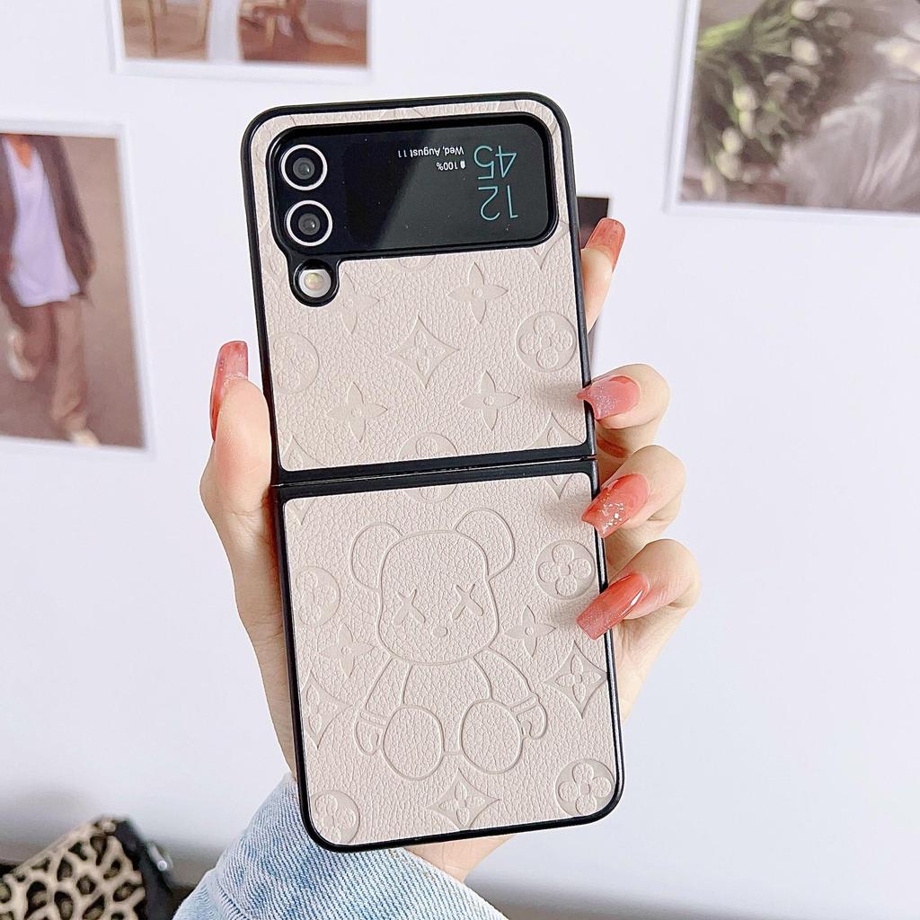 ZFlip4 Cute Bear Embossed Pattern Hard PC Case pro Samsung Z Flip 3 Z Flip 4 Funda PU kožený kryt telefonu Z Flip4 Z Flip3 ZFlip3 plná ochrana