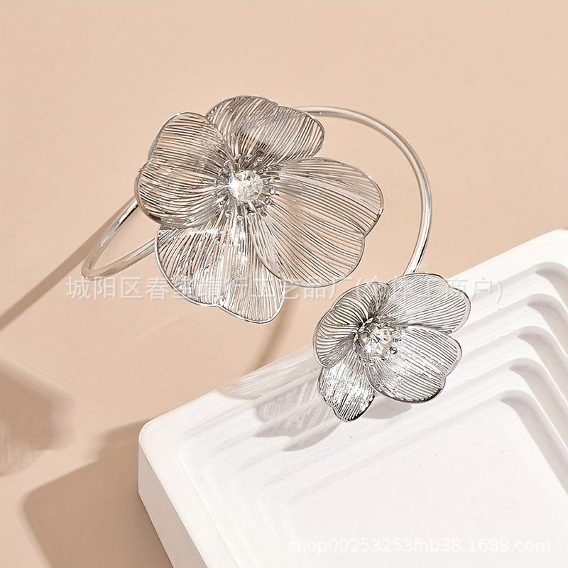 

Golden hollow butterfly flower bracelet, atmospheric diamond-set exaggerated bracelet, hot-selling срібло сірий колір