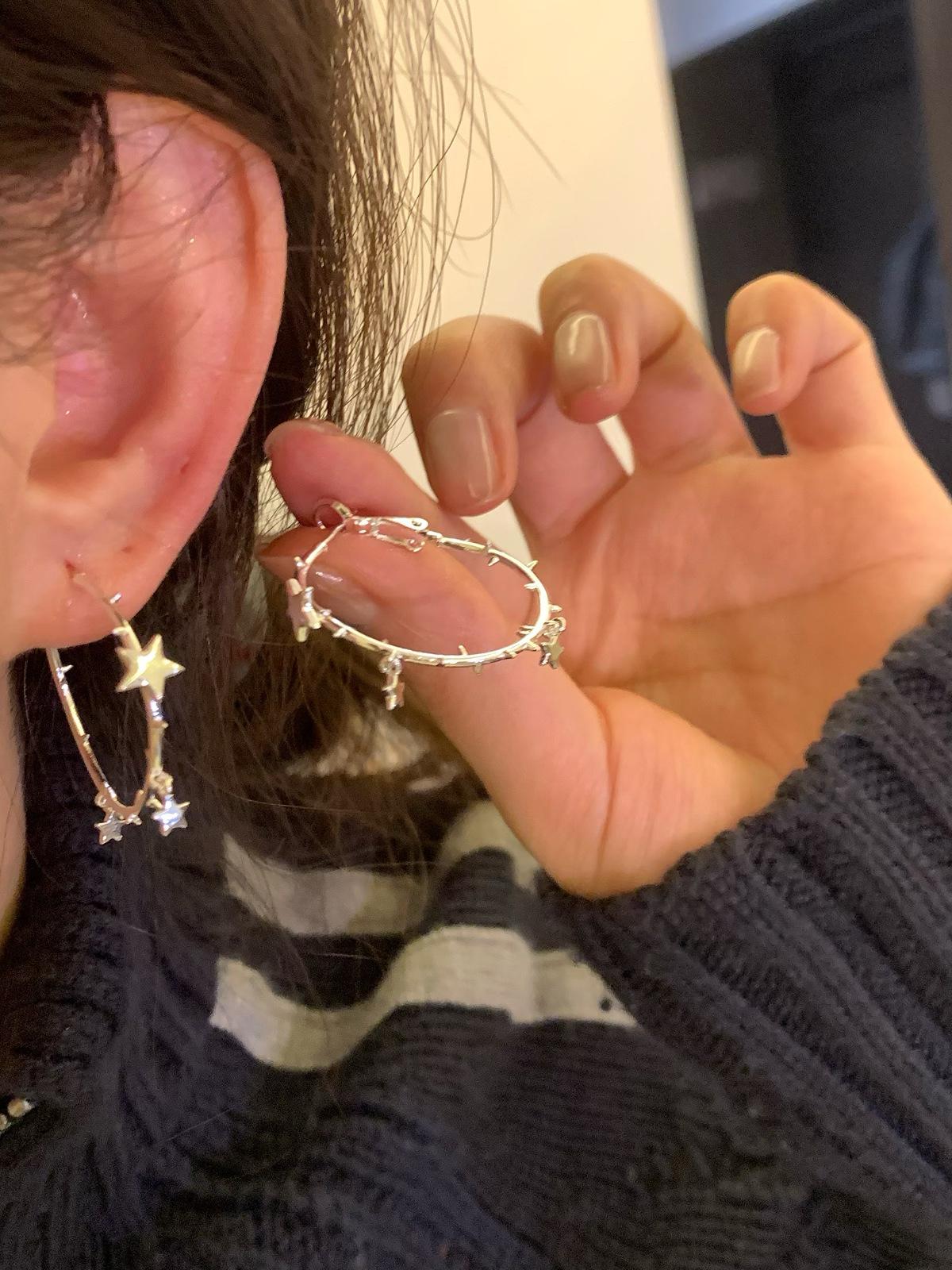 

Серьги «Колючая круглая звезда» Легкая роскошь Премиум Универсальные серьги Модные нишевые дизайнерские серьги