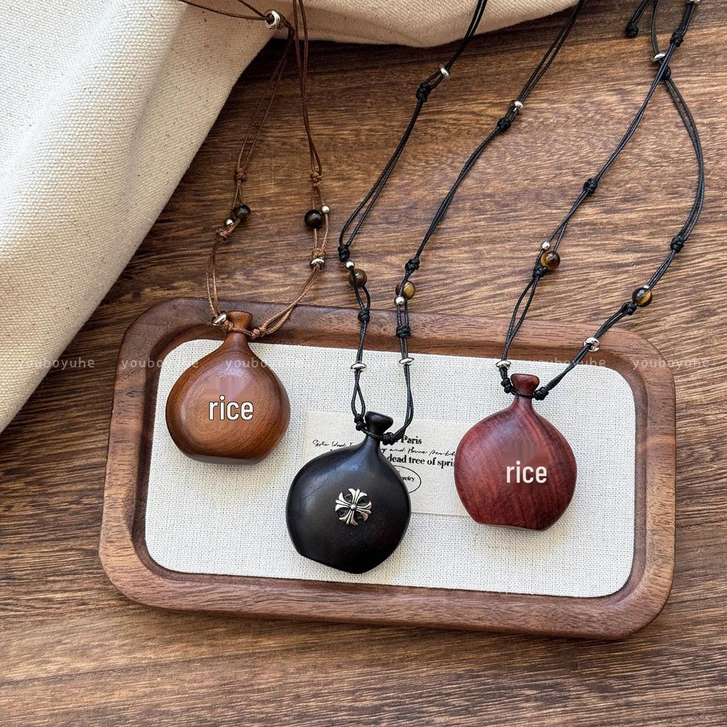 2025 Nowy Damski Naszyjnik z Sandalowego Krzyża i Flaszeczki z Koralikowym Sznurkiem