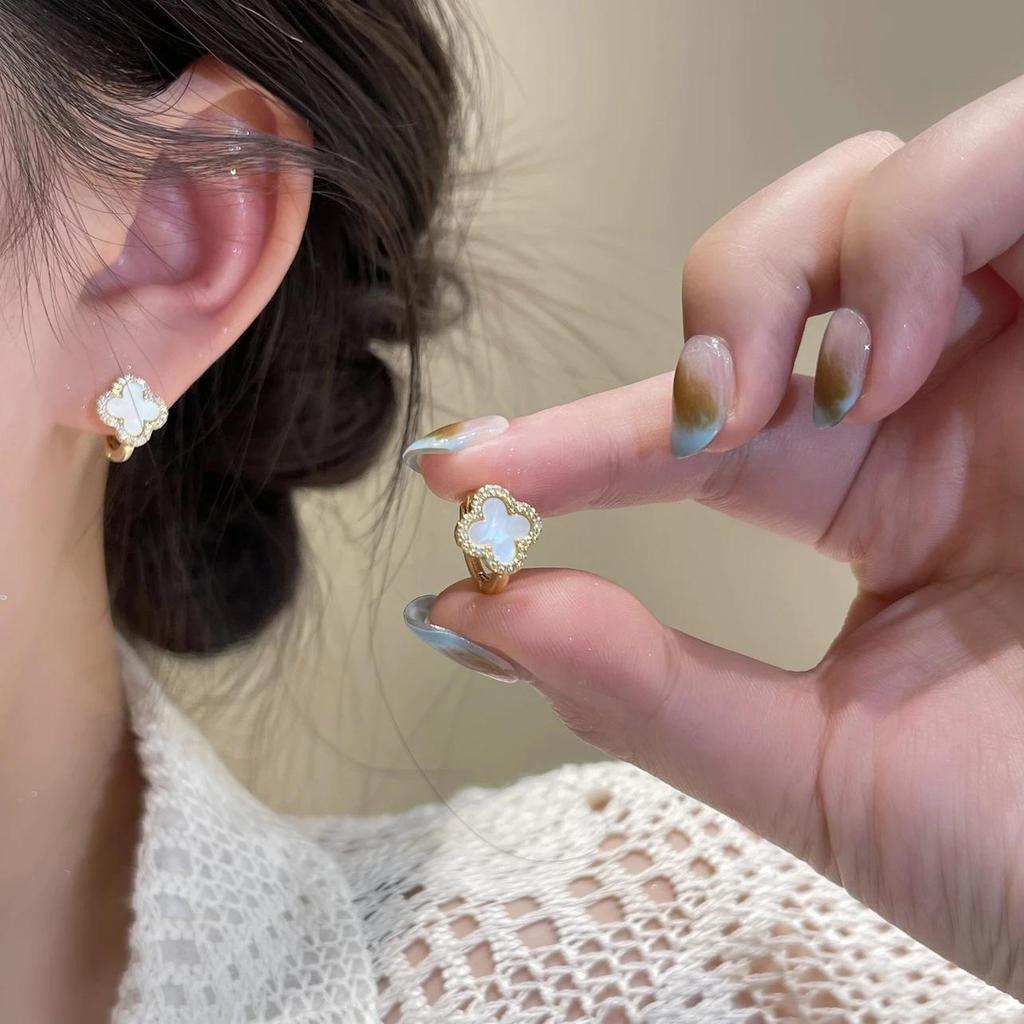 Micro-Paved Zircon Four-Leaf Clover Ear Cuffs: Black Flower Simple Design Stud Earrings with High-End Elegance