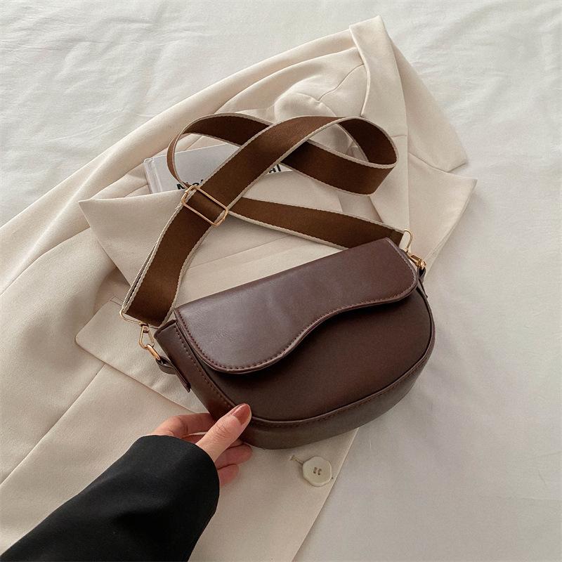 

Мода интернет-знаменитостей, простой темперамент, наплечная сумка-мессенджер, женская, 2025, ранняя весна, новая, персонализированная сумка-седло для поездок на работу, однотонная