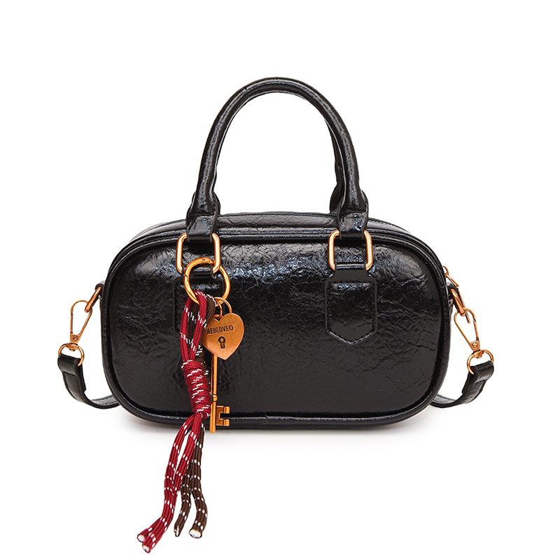 

Hand-held bowling bag women s new fashionable and popular shoulder bag versatile casual messenger small square bag single package чорний