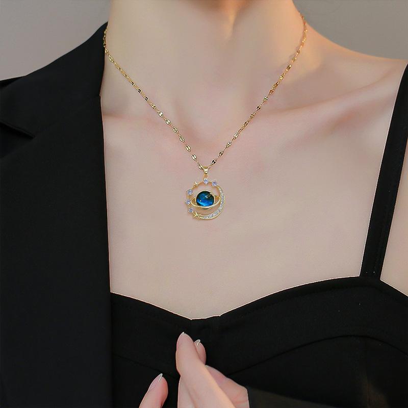 Copper Micro-inlaid Zircon Style Star Pendant Necklace Temperament Light Luxury Niche Design Sense.