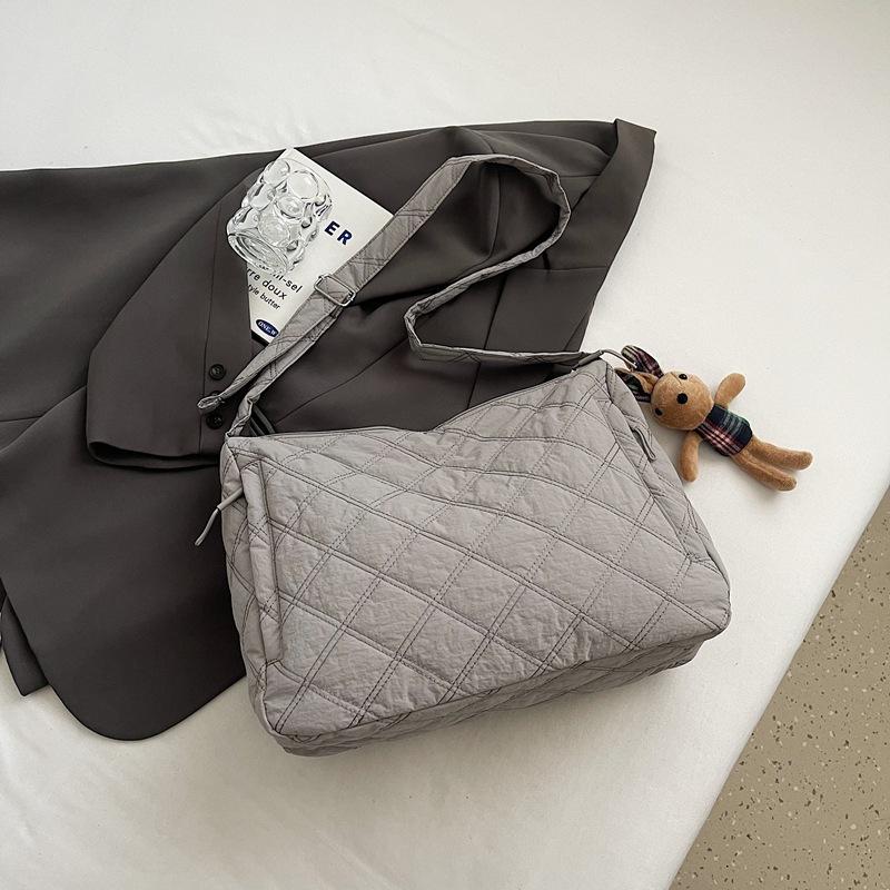 Winter new messenger bag student large capacity casual fashion simple shoulder bag outdoor commuter underarm tote bag